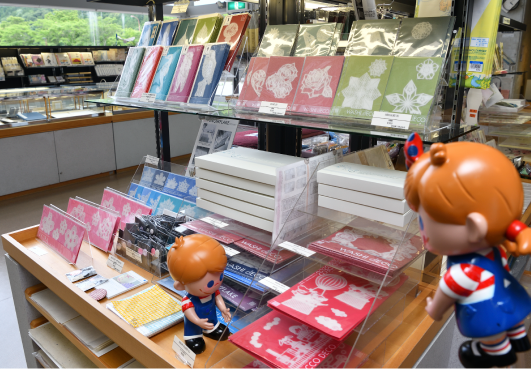 �V���[���[���ł́A�a�����g�����C���e���A�⏬���Ȃǂ�W���̔����Ă��܂��B