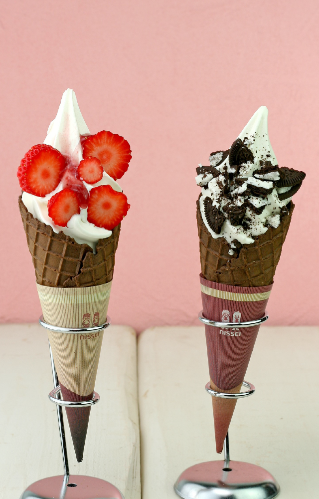 苺とワッフルコーンのソフトクリーム【左】ココアクッキーのブラックソフトクリーム【右】