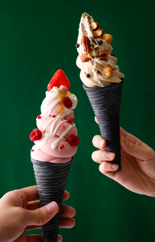 マスカルポーネ、はちみつ、フランボワーズのあまおうソフト【左】キャラメルナッツとホワイトチョコのモカソフト【右】