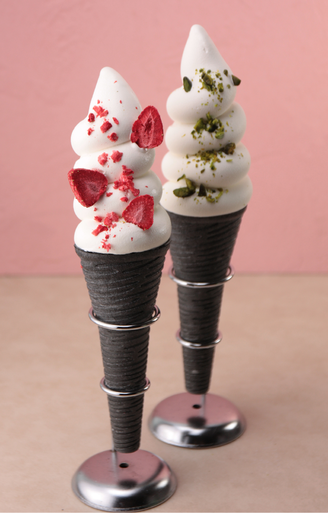 ミルクソフト（苺トッピング）【左】ミルクソフト（ピスタチオトッピング）【右】