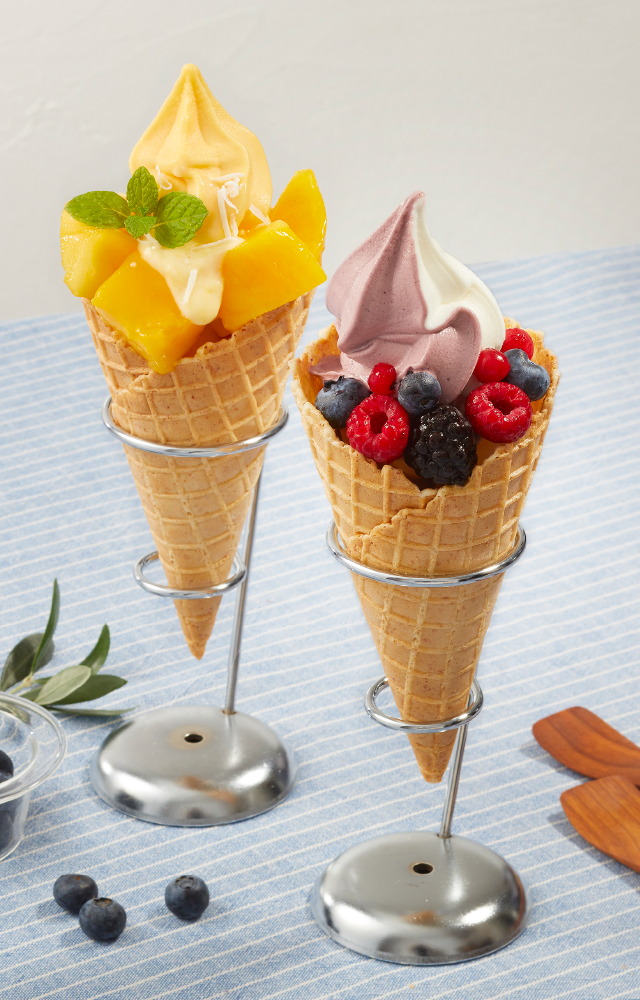 アップルマンゴーwithヨーグルトソース【左】ミックスベリーヨーグルト【右】