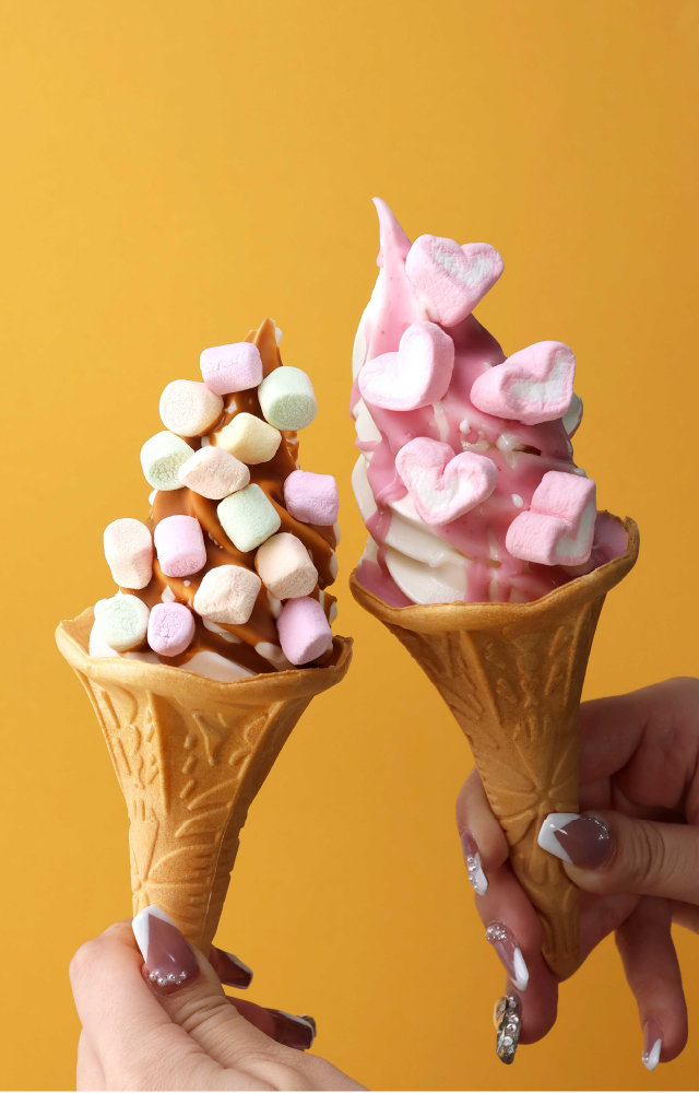 カラフルマシュマロ＆コーティング焦がしキャラメル【左】ハートマシュマロ＆コーティングストロベリー【右】