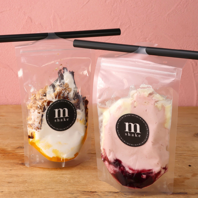 MomiMomi Shakeクッキー＆クリーム マンゴーソースとパリパリチョコ【左】MomiMomi Shakeさくらとブルーベリーソースとパリパリホワイトチョコ【右】