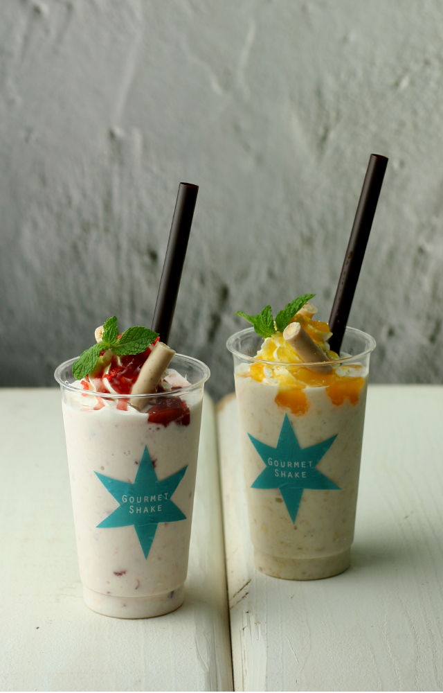 ストロベリーシェーク【左】バナナマンゴーシェーク【右】