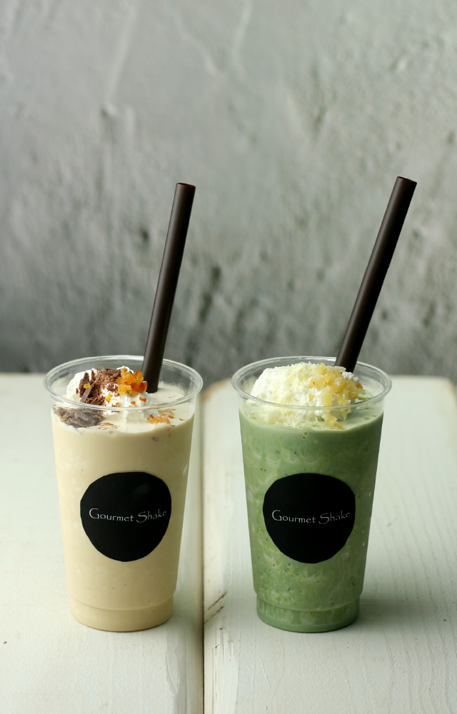 ほうじ茶シェーク【左】抹茶シェーク【右】